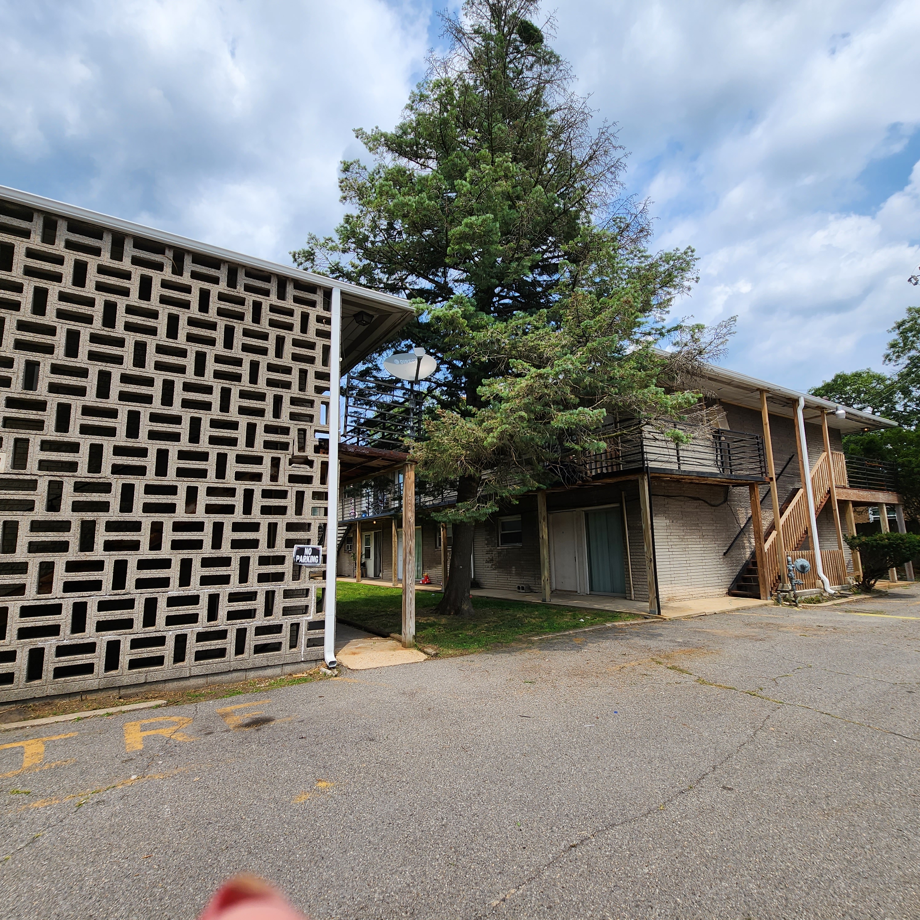5900 Forest Ave. #B2